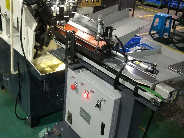 三轴全自动滚牙机，效率高，方便简单快捷